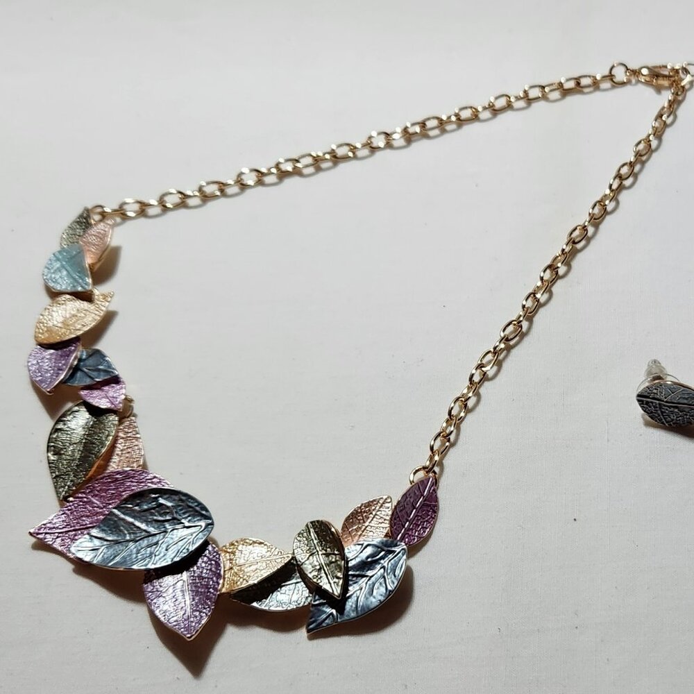 THREE FOR $20 Lovely leaf shapes necklace & earring set pastel colors NWOT